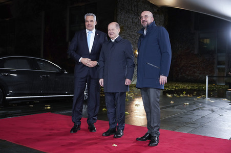 Olaf Scholz beim Empfang des Präsidenten des Europäischen Rates sowie sechs EU-Staats- und Regierungschefs in Berlin
