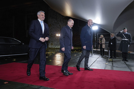 Olaf Scholz beim Empfang des Präsidenten des Europäischen Rates sowie sechs EU-Staats- und Regierungschefs in Berlin