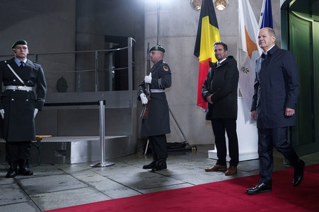 Olaf Scholz beim Empfang des Präsidenten des Europäischen Rates sowie sechs EU-Staats- und Regierungschefs in Berlin