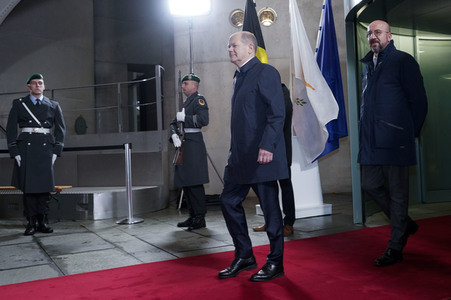 Olaf Scholz beim Empfang des Präsidenten des Europäischen Rates sowie sechs EU-Staats- und Regierungschefs in Berlin