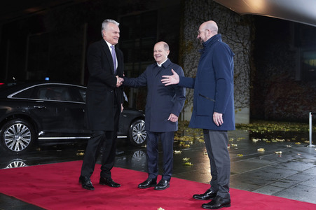 Olaf Scholz beim Empfang des Präsidenten des Europäischen Rates sowie sechs EU-Staats- und Regierungschefs in Berlin
