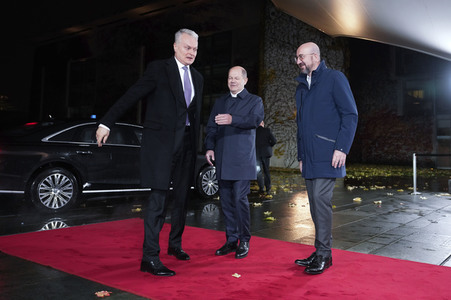 Olaf Scholz beim Empfang des Präsidenten des Europäischen Rates sowie sechs EU-Staats- und Regierungschefs in Berlin