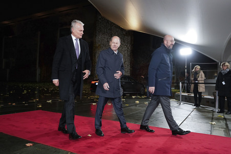 Olaf Scholz beim Empfang des Präsidenten des Europäischen Rates sowie sechs EU-Staats- und Regierungschefs in Berlin