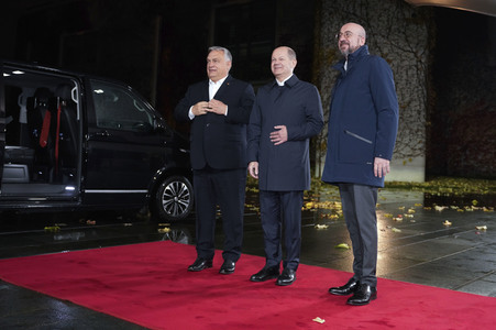 Olaf Scholz beim Empfang des Präsidenten des Europäischen Rates sowie sechs EU-Staats- und Regierungschefs in Berlin