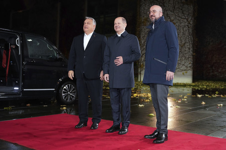 Olaf Scholz beim Empfang des Präsidenten des Europäischen Rates sowie sechs EU-Staats- und Regierungschefs in Berlin