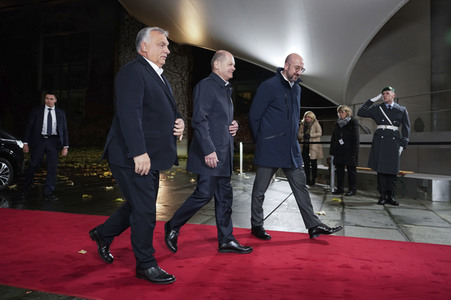 Olaf Scholz beim Empfang des Präsidenten des Europäischen Rates sowie sechs EU-Staats- und Regierungschefs in Berlin