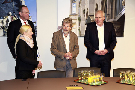 Reinhold Messner beim Eintrag in das Goldene Buch der Thüringer Landeshauptstadt Erfurt