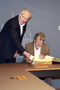 Reinhold Messner beim Eintrag in das Goldene Buch der Thüringer Landeshauptstadt Erfurt