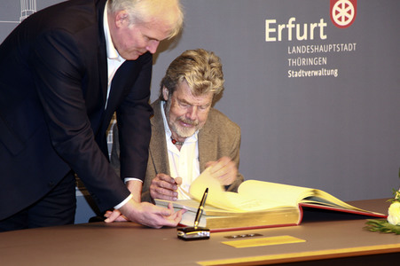 Reinhold Messner beim Eintrag in das Goldene Buch der Thüringer Landeshauptstadt Erfurt