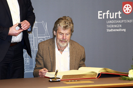Reinhold Messner beim Eintrag in das Goldene Buch der Thüringer Landeshauptstadt Erfurt