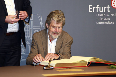 Reinhold Messner beim Eintrag in das Goldene Buch der Thüringer Landeshauptstadt Erfurt