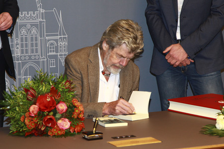 Reinhold Messner beim Eintrag in das Goldene Buch der Thüringer Landeshauptstadt Erfurt