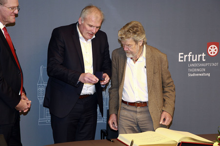 Reinhold Messner beim Eintrag in das Goldene Buch der Thüringer Landeshauptstadt Erfurt