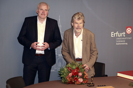 Reinhold Messner beim Eintrag in das Goldene Buch der Thüringer Landeshauptstadt Erfurt