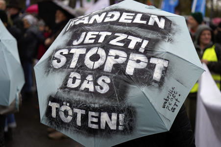 Friedensdemonstration vor dem Brandenburger Tor in Berlin