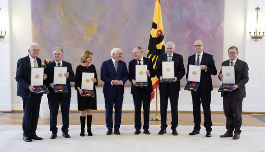 Verleihung des Verdienstordens der Bundesrepublik Deutschland an Ministerpräsidentinnen und Ministerpräsidenten in Berlin