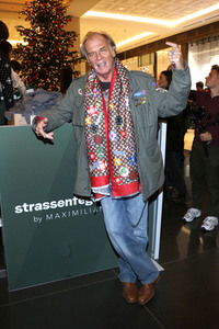 Strassenfeger Charity Aktion 2023 by Maximilian Seitz in Berlin