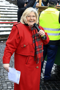 Gerda Gabriel beim offiziellen Stollenanschnitt auf dem Erfurter Weihnachtsmarkt in Erfurt