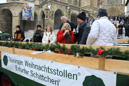 Gerda Gabriel beim offiziellen Stollenanschnitt auf dem Erfurter Weihnachtsmarkt in Erfurt