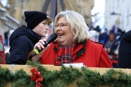 Gerda Gabriel beim offiziellen Stollenanschnitt auf dem Erfurter Weihnachtsmarkt in Erfurt
