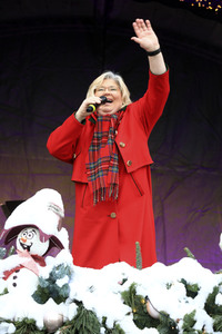 Gerda Gabriel beim offiziellen Stollenanschnitt auf dem Erfurter Weihnachtsmarkt in Erfurt