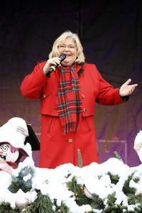 Gerda Gabriel beim offiziellen Stollenanschnitt auf dem Erfurter Weihnachtsmarkt in Erfurt