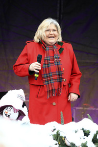 Gerda Gabriel beim offiziellen Stollenanschnitt auf dem Erfurter Weihnachtsmarkt in Erfurt
