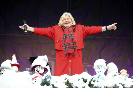 Gerda Gabriel beim offiziellen Stollenanschnitt auf dem Erfurter Weihnachtsmarkt in Erfurt