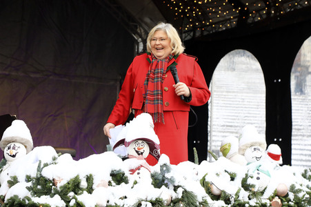 Gerda Gabriel beim offiziellen Stollenanschnitt auf dem Erfurter Weihnachtsmarkt in Erfurt