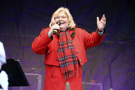 Gerda Gabriel beim offiziellen Stollenanschnitt auf dem Erfurter Weihnachtsmarkt in Erfurt