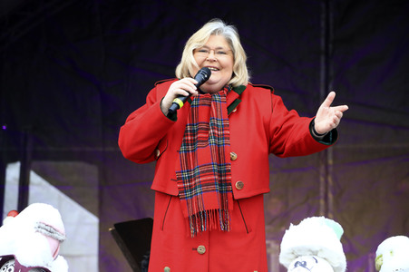 Gerda Gabriel beim offiziellen Stollenanschnitt auf dem Erfurter Weihnachtsmarkt in Erfurt