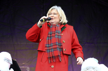 Gerda Gabriel beim offiziellen Stollenanschnitt auf dem Erfurter Weihnachtsmarkt in Erfurt