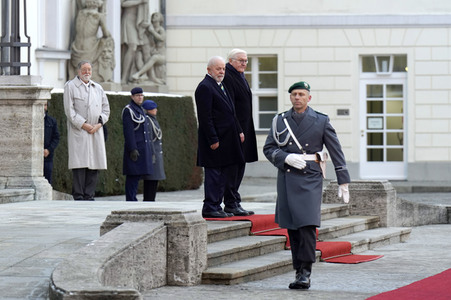 Begrüßung des Präsidenten von Brasilien mit militärischen Ehren in Berlin