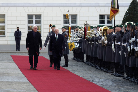 Begrüßung des Präsidenten von Brasilien mit militärischen Ehren in Berlin