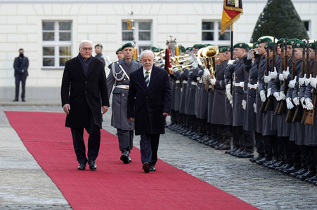 Begrüßung des Präsidenten von Brasilien mit militärischen Ehren in Berlin