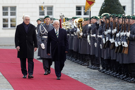 Begrüßung des Präsidenten von Brasilien mit militärischen Ehren in Berlin