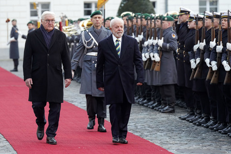 Begrüßung des Präsidenten von Brasilien mit militärischen Ehren in Berlin