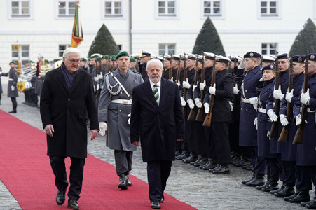 Begrüßung des Präsidenten von Brasilien mit militärischen Ehren in Berlin