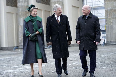 König Philippe und Königin Mathilde von Belgien am Brandenburger Tor in Berlin