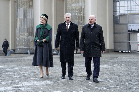 König Philippe und Königin Mathilde von Belgien am Brandenburger Tor in Berlin