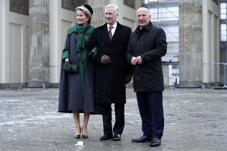 König Philippe und Königin Mathilde von Belgien am Brandenburger Tor in Berlin