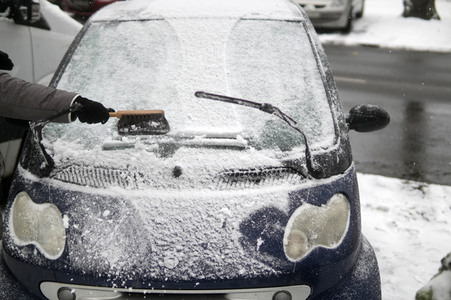 Symbolfoto Auto freikratzen