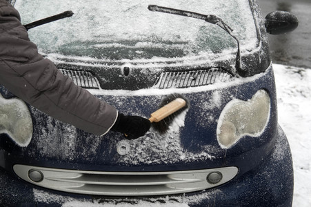 Symbolfoto Auto freikratzen