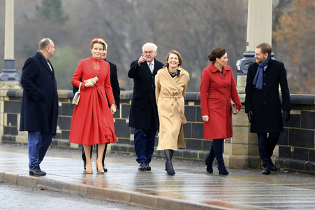 König Philippe und Königin Mathilde der Belgier beim Gang über die Augustusbrücke in Dresden