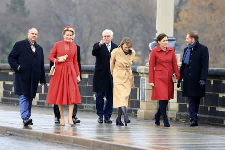 König Philippe und Königin Mathilde der Belgier beim Gang über die Augustusbrücke in Dresden