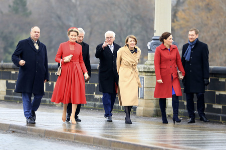 König Philippe und Königin Mathilde der Belgier beim Gang über die Augustusbrücke in Dresden
