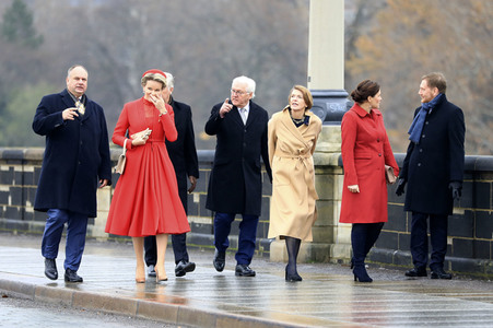 König Philippe und Königin Mathilde der Belgier beim Gang über die Augustusbrücke in Dresden