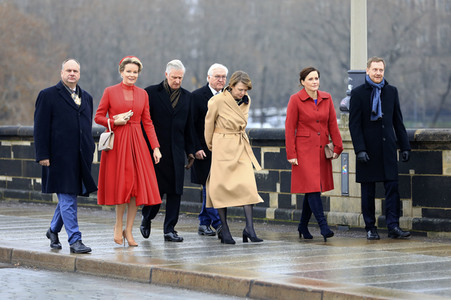 König Philippe und Königin Mathilde der Belgier beim Gang über die Augustusbrücke in Dresden