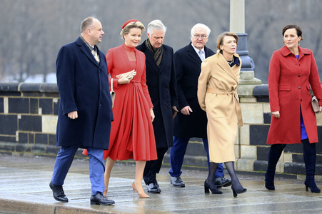 König Philippe und Königin Mathilde der Belgier beim Gang über die Augustusbrücke in Dresden