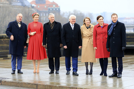 König Philippe und Königin Mathilde der Belgier beim Gang über die Augustusbrücke in Dresden